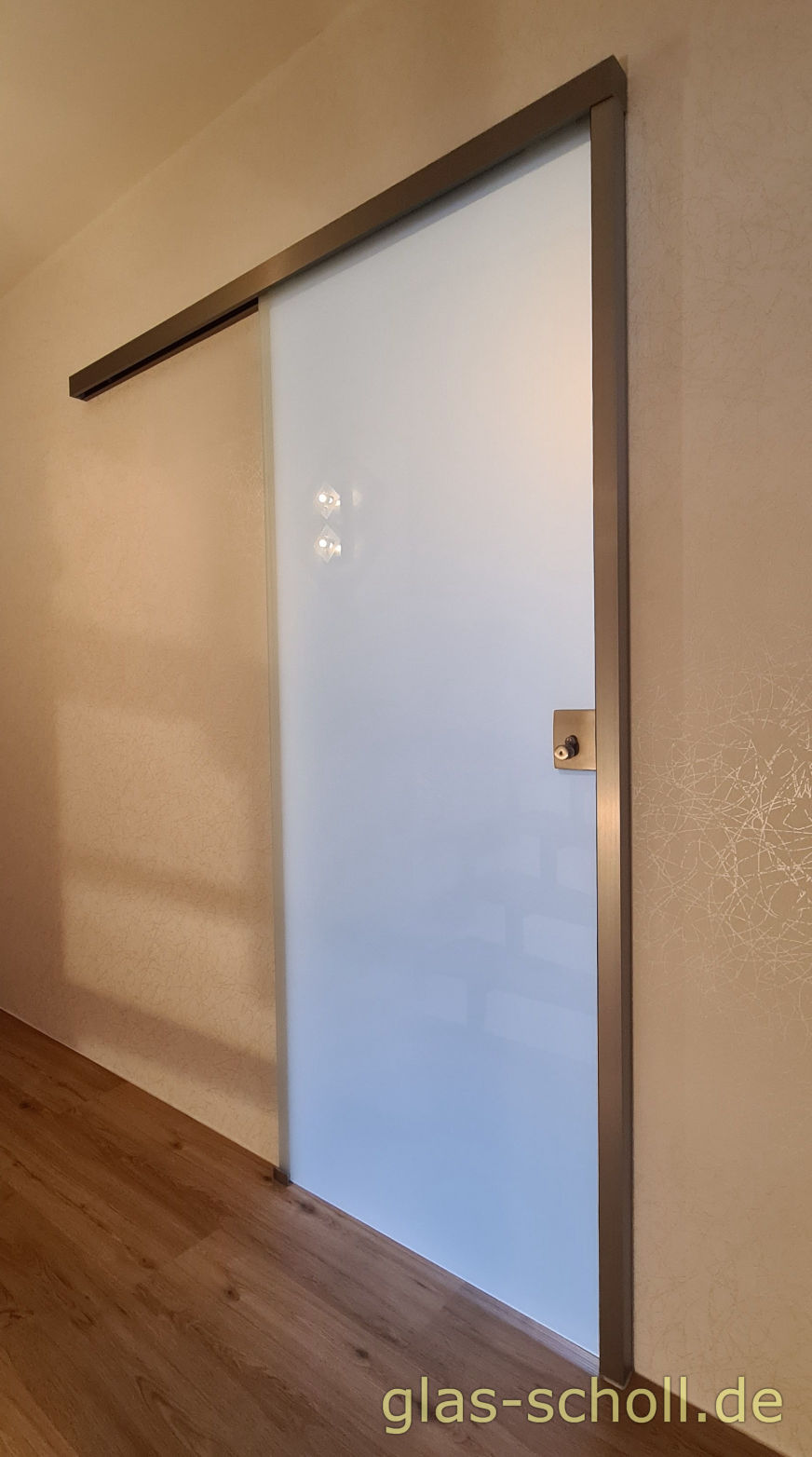 mechanisch verschließbare Schiebetür vor WC- oder Badezimmerbereich von www.glas-scholl.de